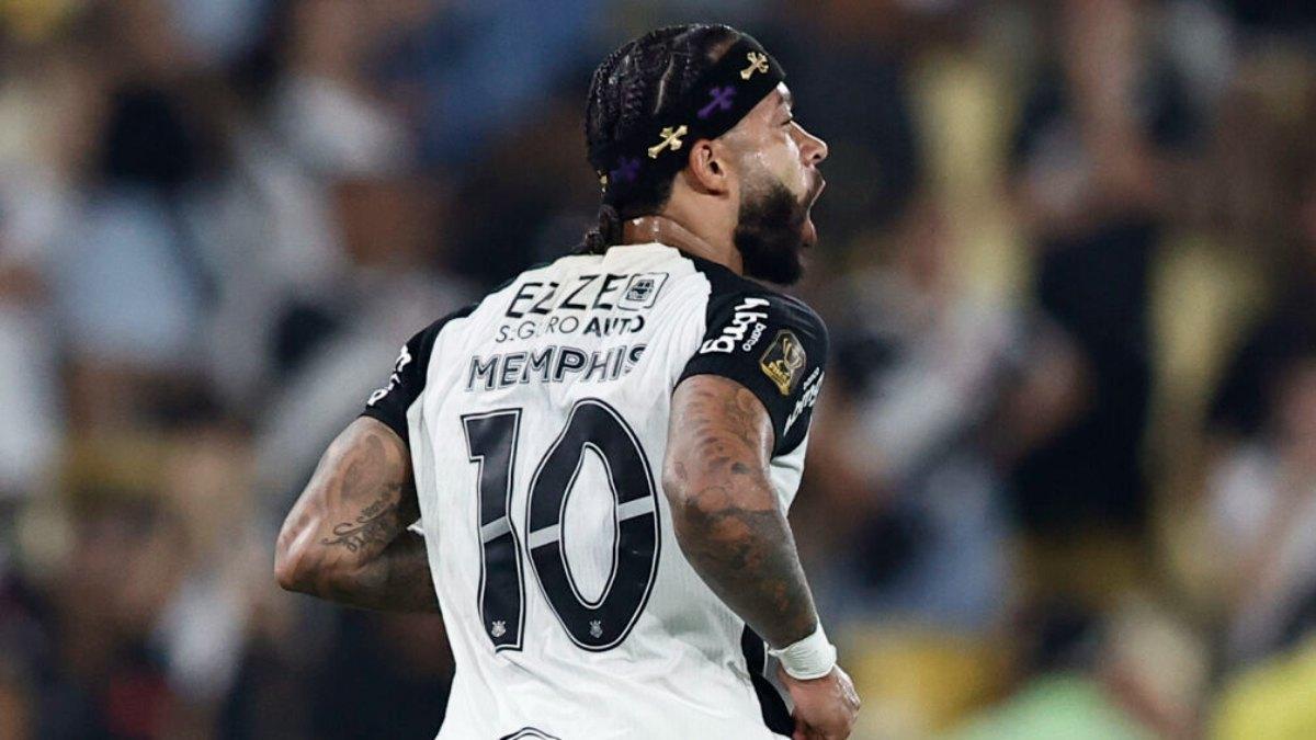 Memphis Depay celebra el gol que dio la Copa do Brasil al Corinthians