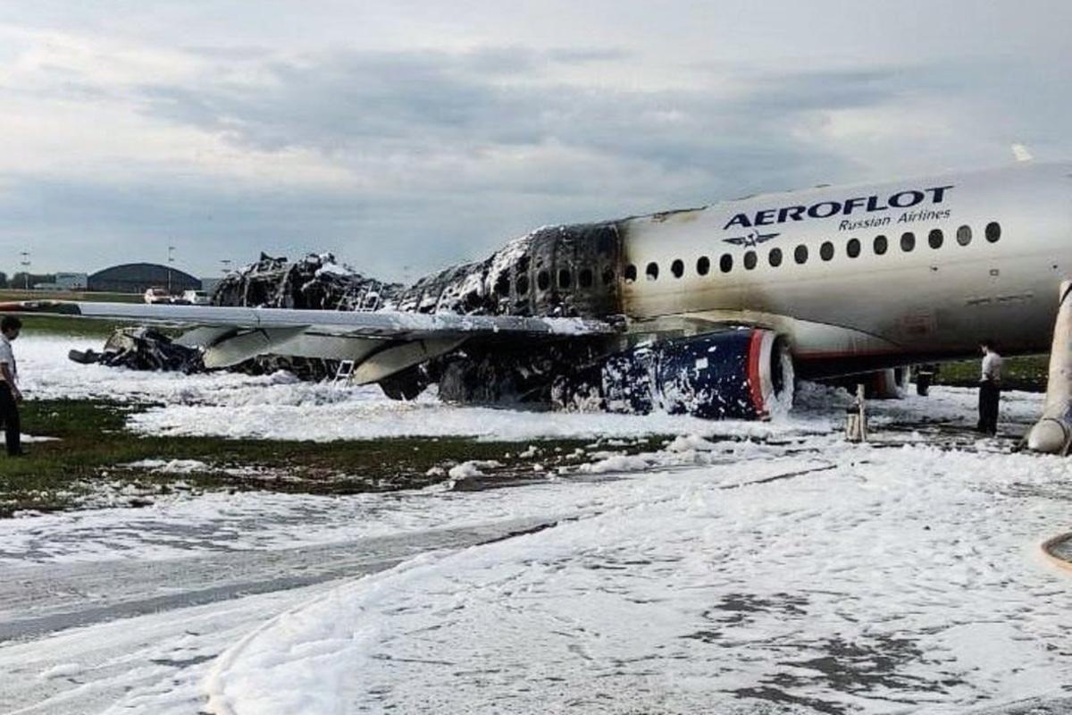 FET03  MOSCU  RUSIA   06 05 2019 - Imagen facilitada por la Agencia de Noticias Moscu  este lunes  que muestra el fuselaje del avion incendiado ayer en el aeropuerto moscovita de Sheremetievo  Los servicios de rescate hallaron hoy las dos cajas negras del avion de pasajeros SSJ-100 que este domingo se incendio en el aeropuerto moscovita de Sheremetievo tras efectuar un aterrizaje de emergencia  accidente en el que murieron 41 de las 78 personas que se hallaban a bordo  EFE  Moscow News Agency CREDITO OBLIGATORIO  MOSCOW NEWS AGENCY  SOLO USO EDITORIAL  NO VENTAS