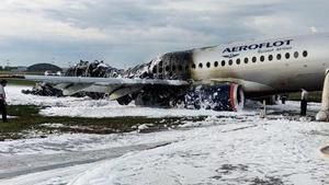 Fuselaje del avión incendiado en el aeropuerto moscovita de Sheremetievo. EFE