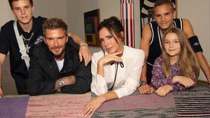 David y Victoria Beckham posan con sus cuatro hijos: Brooklyn, Romeo, Cruz y Harper.