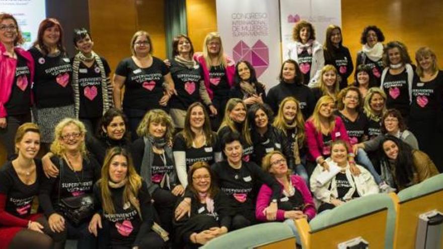 Participantes en el congreso de Valencia que ayer constituyó la Red de Fundaciones y Asociaciones de Mujeres Supervivientes.