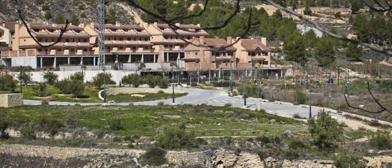 La urbanización de Serelles se ha construido en una mínima parte a la parte baja de la sierra de Mariola.