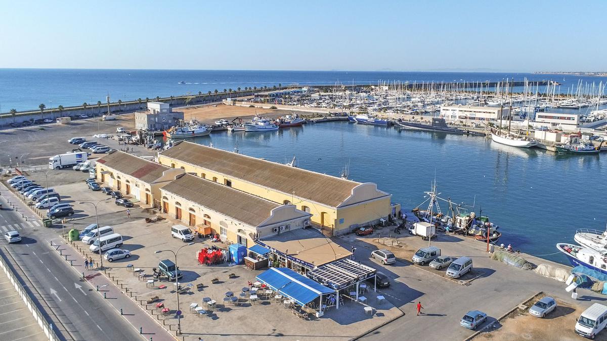 Vista aérea del recinto portuario del que desaparecen los dos edificios amarillos de la lonja en primer término