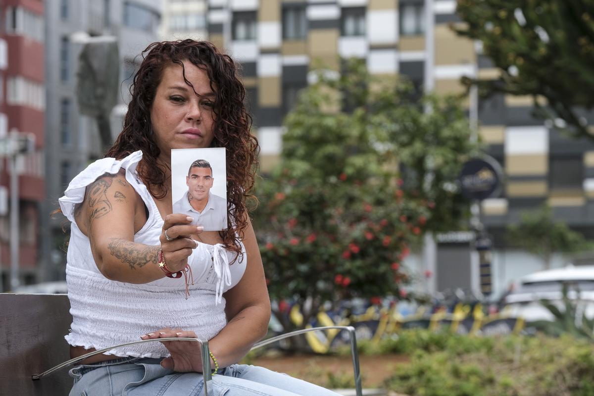 Judith Gil, esposa de Moisés Santana, enseña la foto de su marido fallecido en la cárcel de Juan Grande.