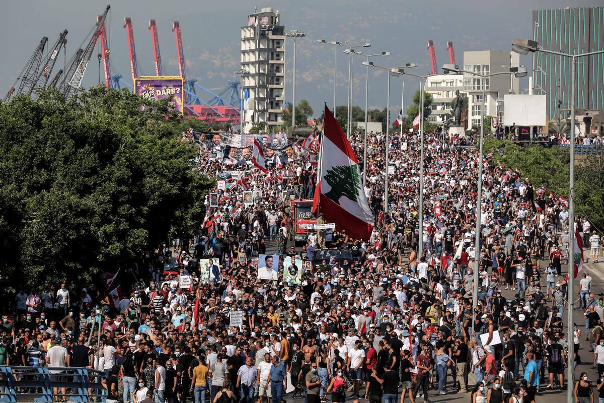 04 de agosto de 2021, Líbano, Beirut: La gente participa en una marcha hacia el puerto de Beirut para asistir a una ceremonia para conmemorar el primer aniversario de la explosión masiva del puerto de Beirut en agosto de 2020