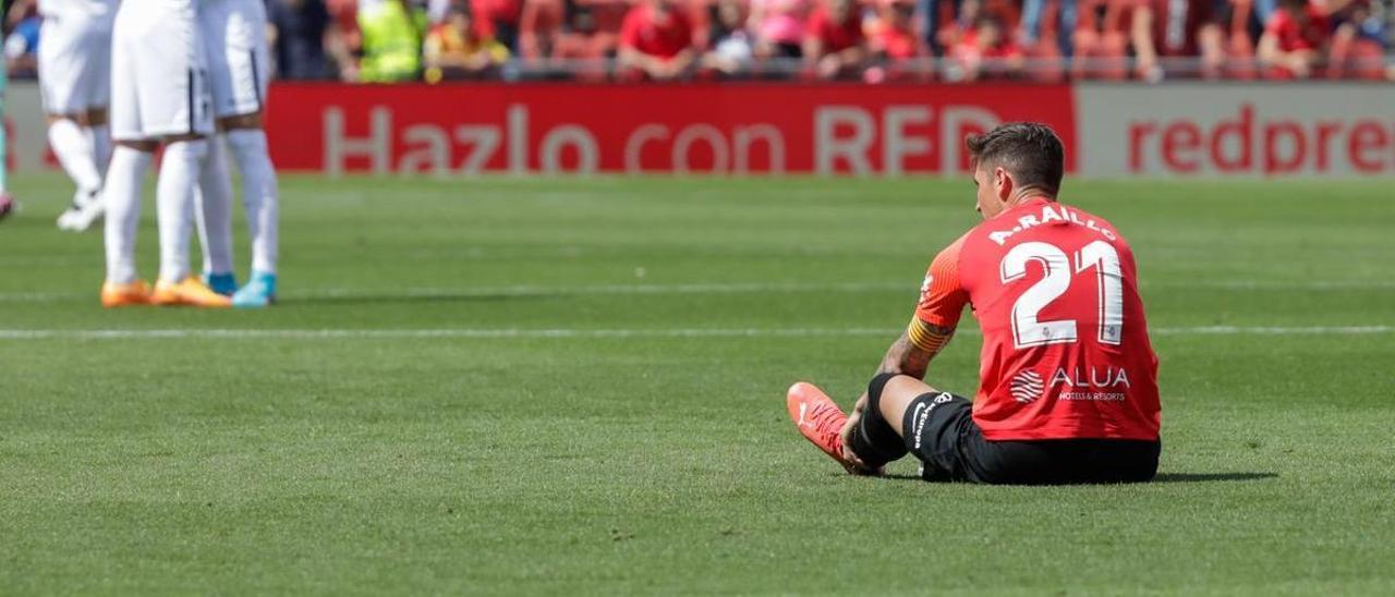 Raíllo, sentado en el suelo tras finalizar el partido del Mallorca ante el Granada.