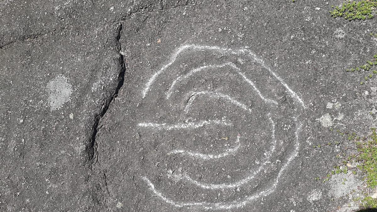 Estado que presentaba otro de los petroglifos dañados en Campo Lameiro.