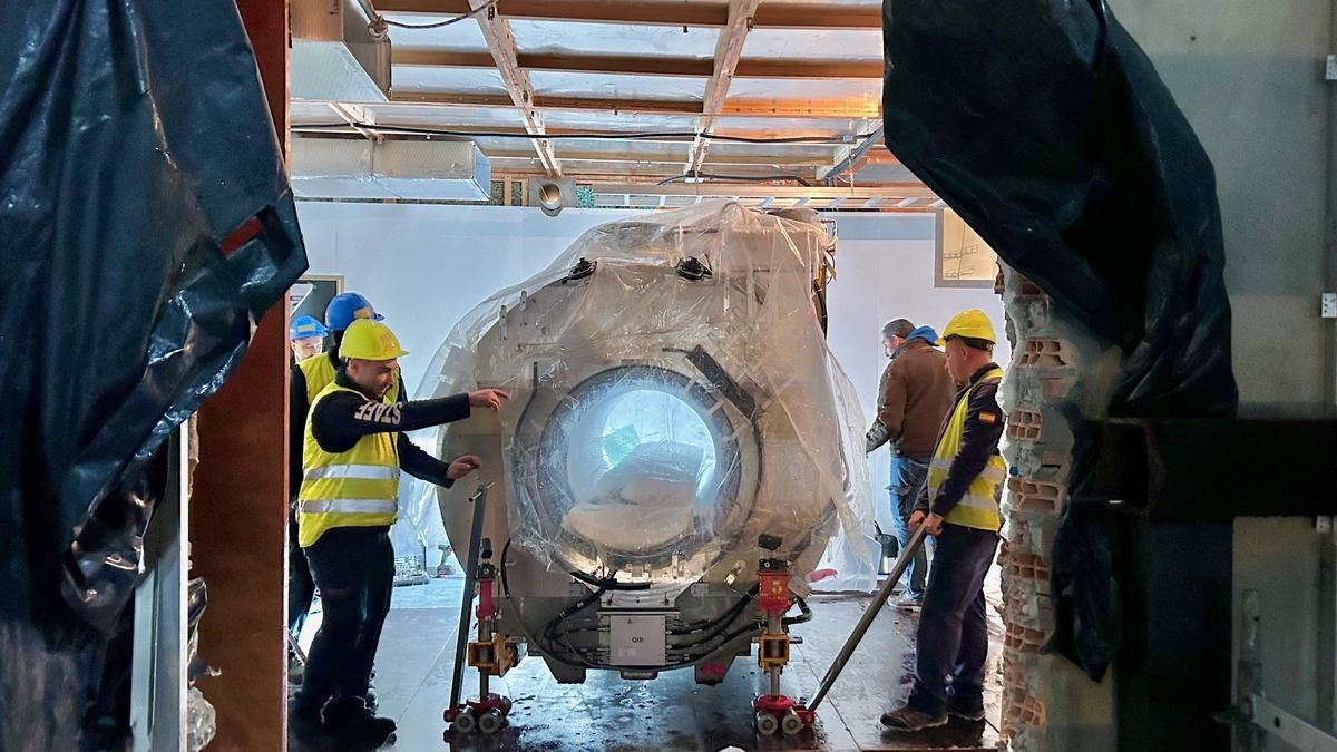 Instalación del nuevo equipamiento de resonancia en el interior de Montecelo.