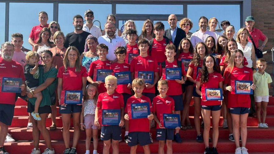 Gimnastas, entrenadores y padres posan con los diplomas otorgados por el Grupo Covadonga. | RGCC