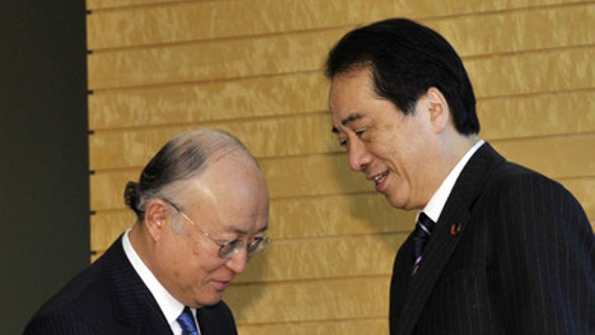 El director del Organismo Internacional de la Energía Atómica, Yukiya Amano, con el primer ministro japonés, Naoto Kan, el viernes en Tokio.