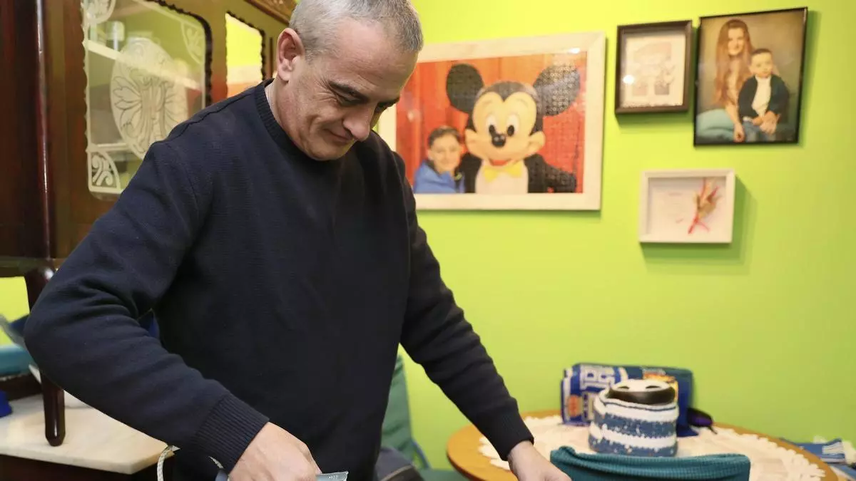 Unidos para obrar el milagro azul: la familia se aferra a la historia del Real Oviedo