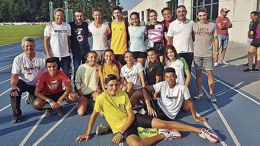 Imagen del grupo de atletas y técnicos que se desplazaron al Nacional sub-16 de Gijón.