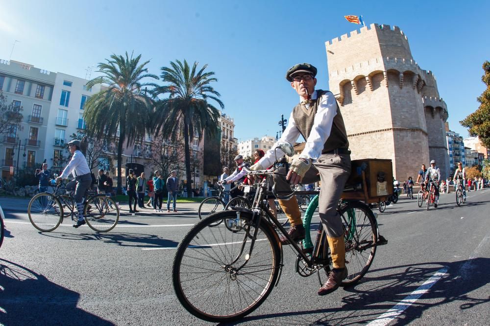 Encuentro de bicis antiguas y vestidos de época