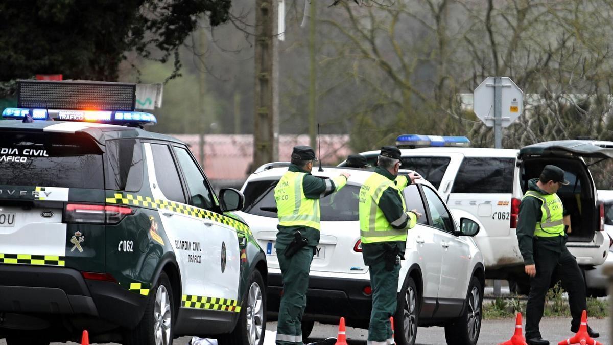 Luz verde de la DGT para que los ciclistas ya no conduzcan por los arcenes en carreteras secundarias o comarcales: multas de 200 euros