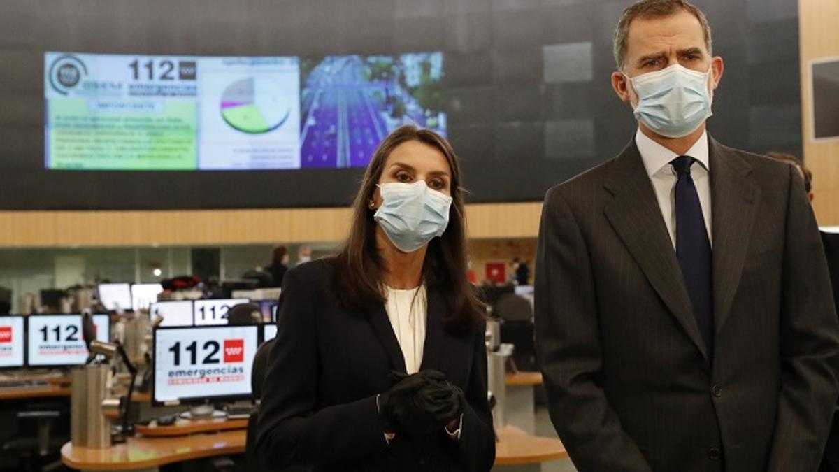 La reina Letizia y el rey Felipe con mascarillas en su visita a la agencia de seguridad y emergencias Madrid 112 durante la cuarentena