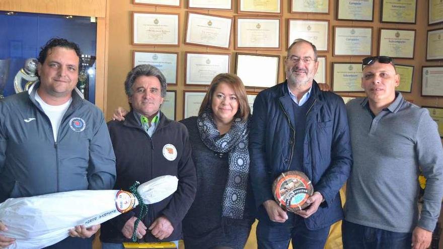 Los vencedores posan junto a los patrocinadores.