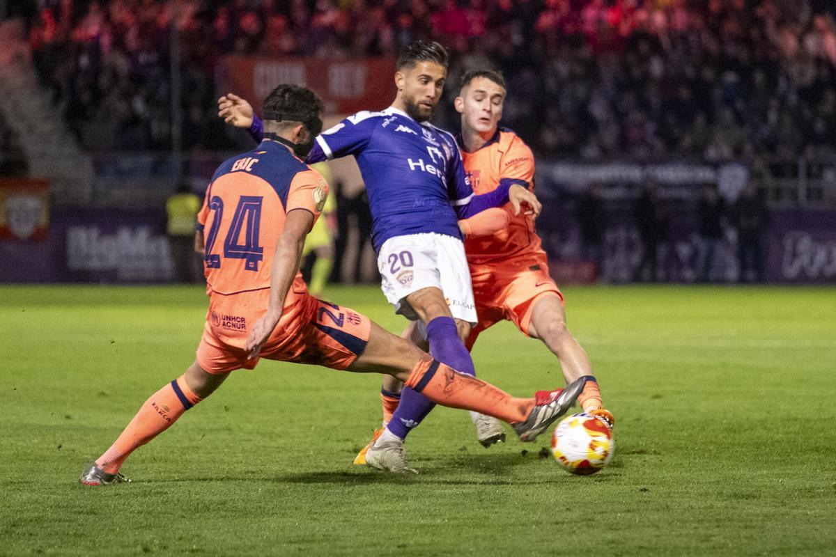 GUADALAJARA, 16/12/2025.- El centrocampista del CD Guadalajara, Borja Díaz (c), disputa el balón ante los jugadores del FC Barcelona, Eric García (i) y Marc Casadó, durante el encuentro correspondiente a los dieciseisavos de final de la Copa del Rey que disputan hoy martes el CD Guadalajara y el FC Barcelona en el estadio Pedro Escartín, en Guadalajara. EFE / Nacho Izquierdo.