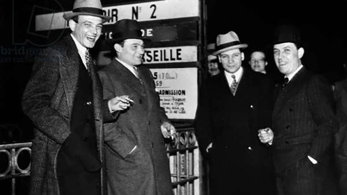 François Spirito y Paul Carbone, a la izquierda, en un muelle del puerto de Marsella.