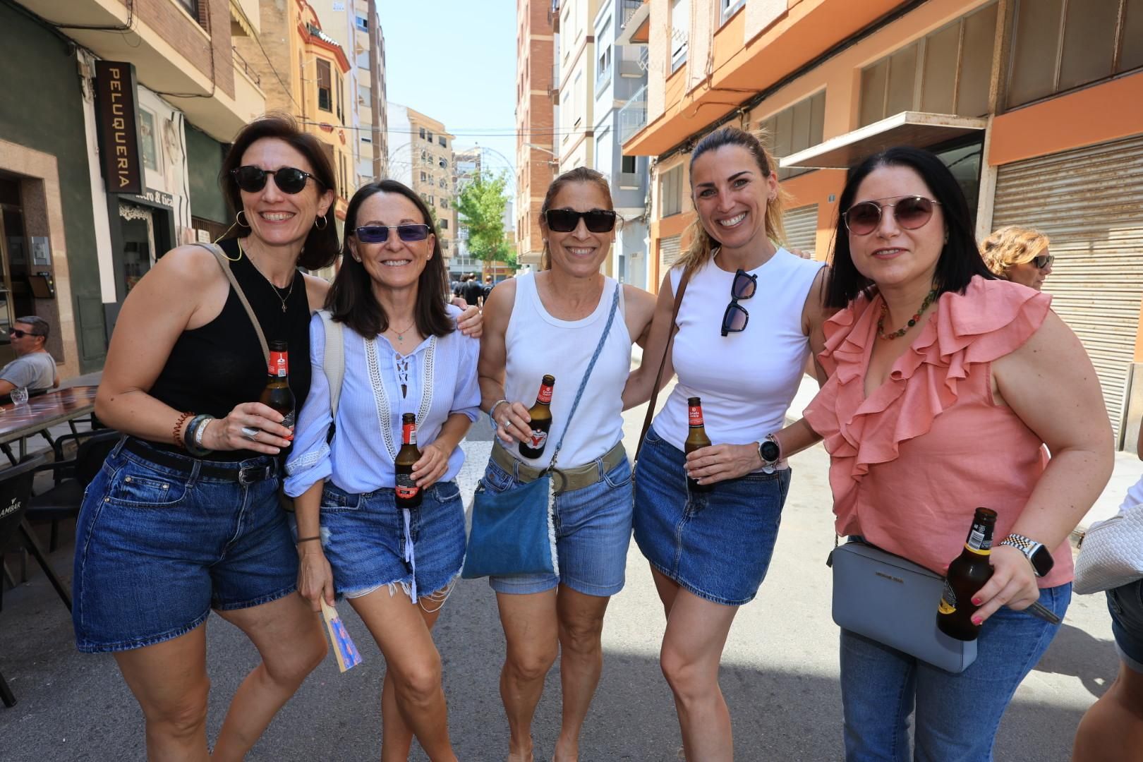 Las collas llenan de color las calles del Grau por Sant Pere