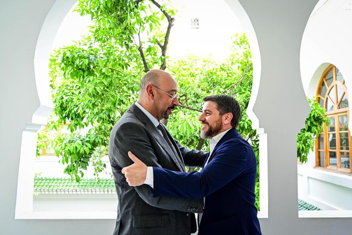 El regidor de Cultura, Javier Bonet, con el alcalde de Tánger, Mounir Lemouri