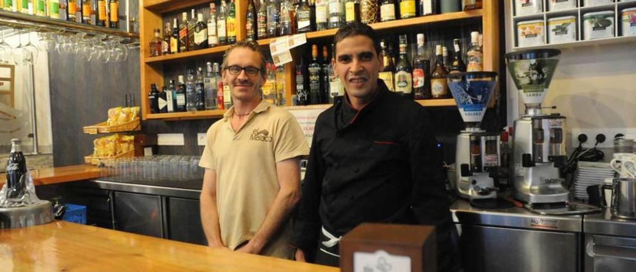 Dos de los seis nuevos trabajadores del restaurante El Malacó de Lastres, ayer en su puesto.
