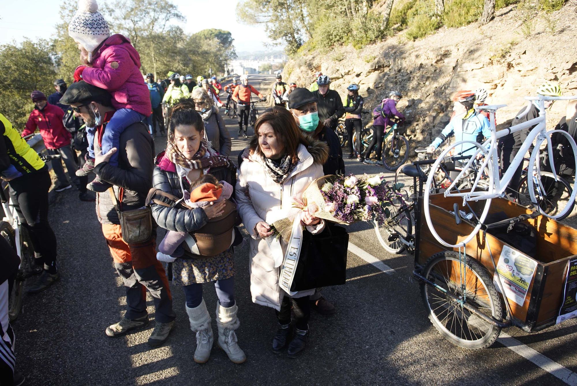 Els ciclistes tallen la carretera del Àngels