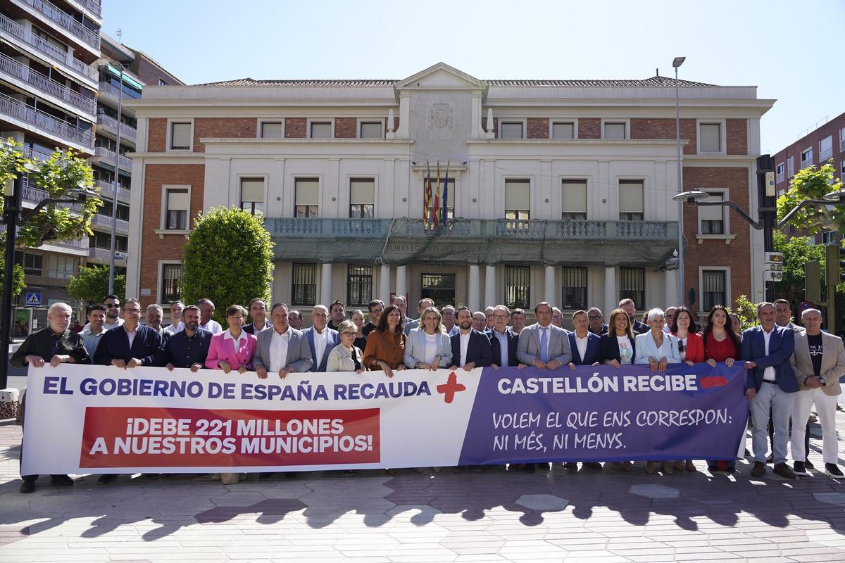 Cargos del PPCS, encabezados por su presidenta, Marta Barrachina, en la plaza Mª Agustina de Castelló.