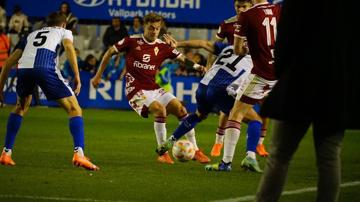 Loren Burón en una acción del choque entre el Sabadell y el Real Murcia