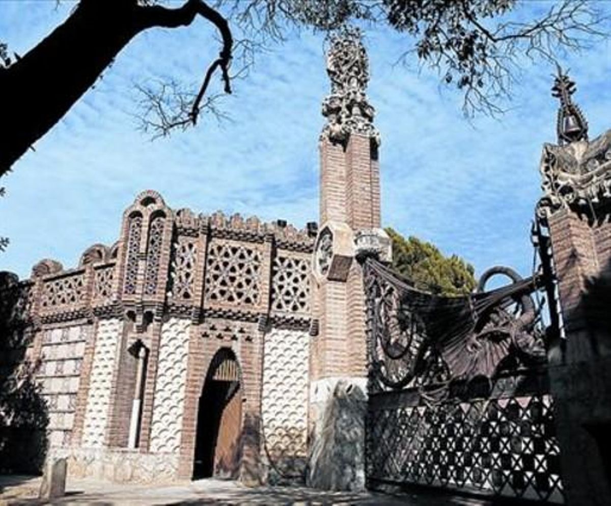 Casa del Guarda i porta del Drac, des de l’interior de la finca. Casa del Guarda i porta del Drac, des de l’interior de la finca.
