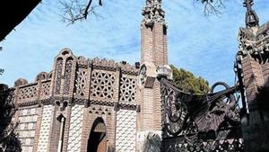 Casa del Guarda i porta del Drac, des de l’interior de la finca.