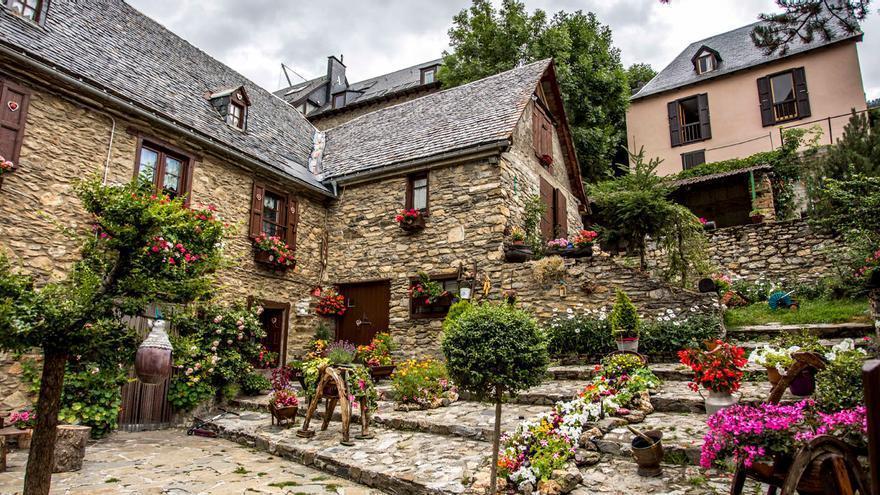 El poble de Catalunya que recomana 'National Geographic': amb cases de pedra, moltes flors i unes vistes espectaculars del Pirineu