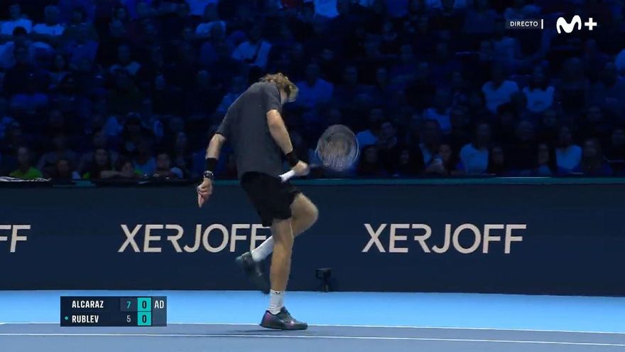 ¡Está loco! Rublev, desesperado, perdió el control contra Alcaraz y se golpeó con la raqueta con todas sus fuerzas
