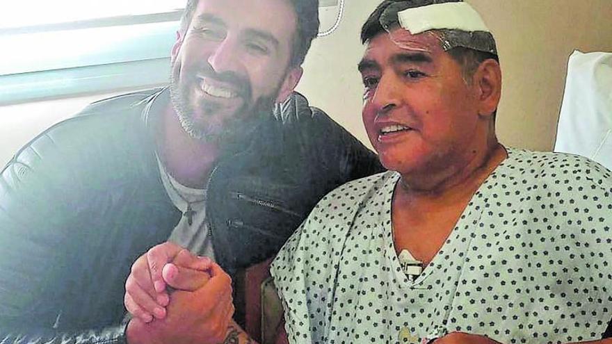 Maradona y Leopoldo Duque, el médico que lo operó, el pasado 11 de noviembre. | | AFP