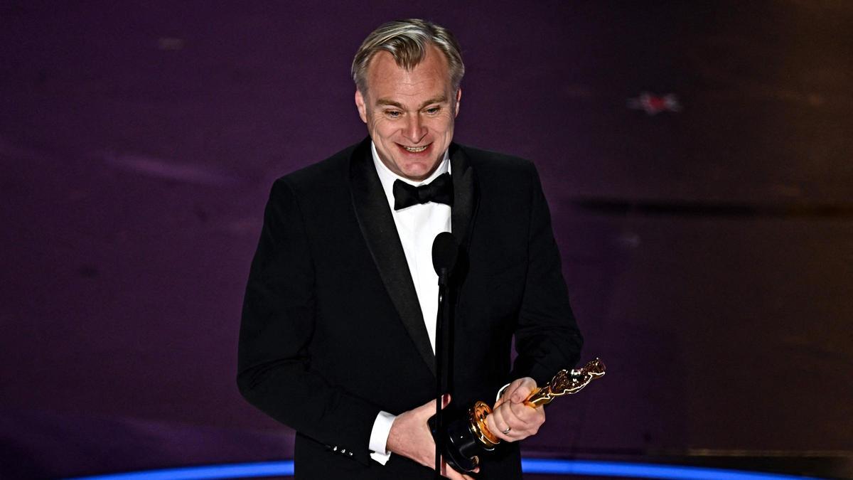 El director británico Christopher Nolan recoge el premio al Mejor Director por Oppenheimer