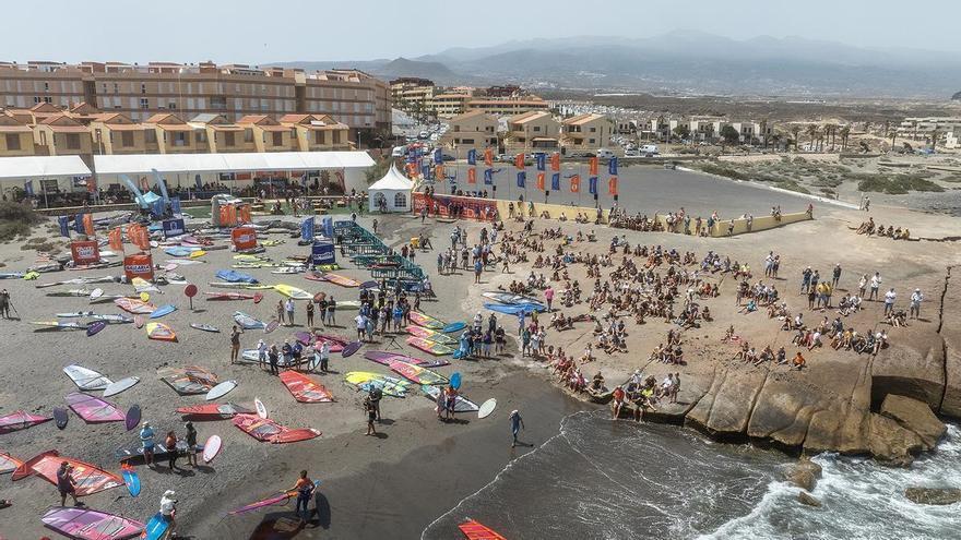 На Тенеріфе завершився фестиваль віндсерфінгу Wind&Waves 2026: імена переможців