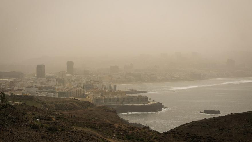 La calima obliga a cancelar 16 vuelos en Canarias