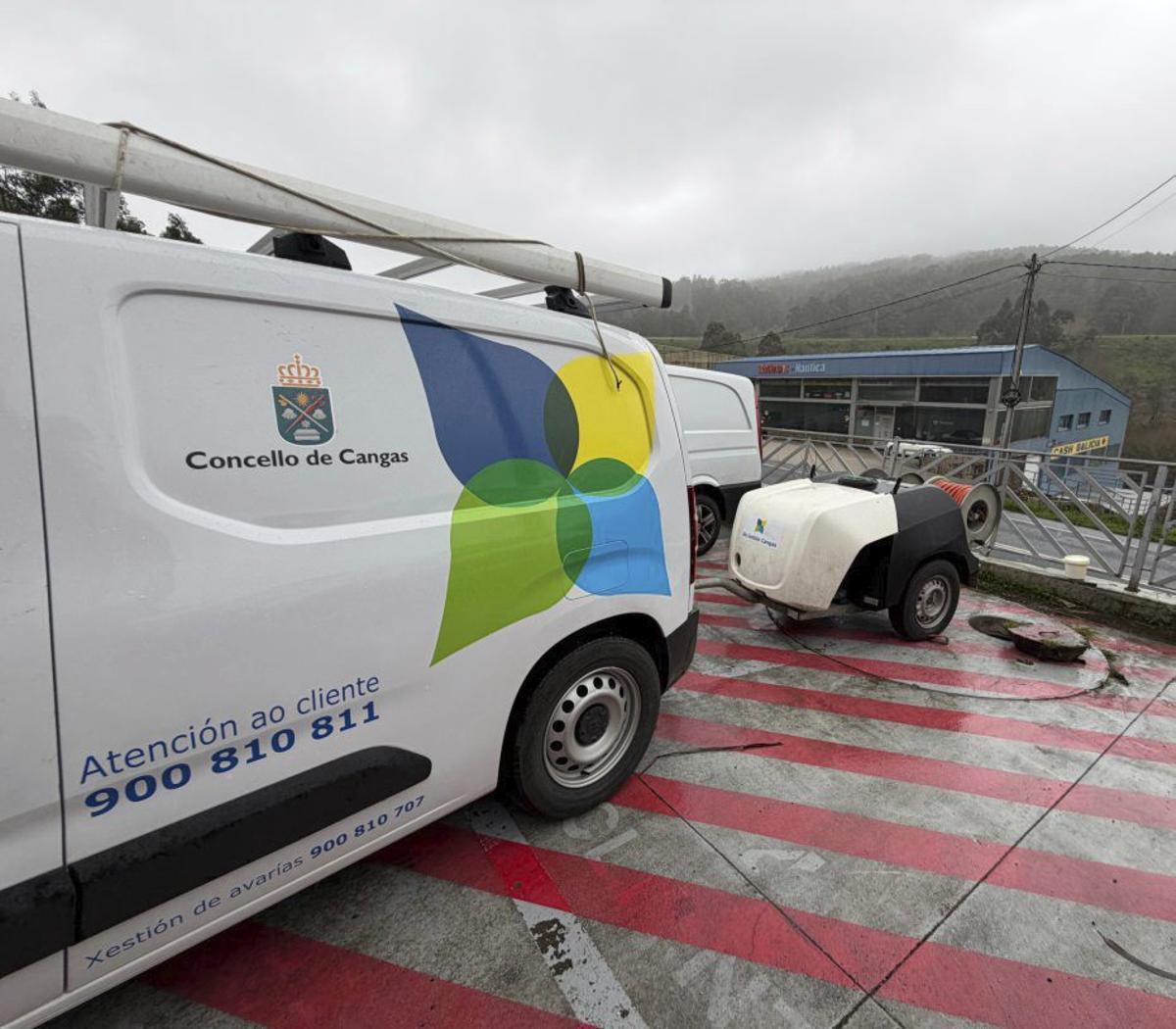 Medios de la UTE Gestión Cangas en un vertido a la red. | G.NÚÑEZ