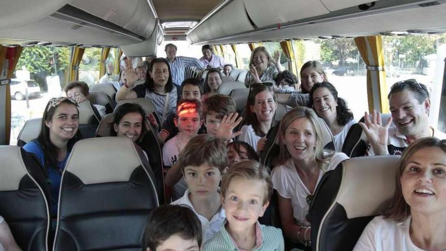 Un autobús con gallegos, ayer, a la salida hacia Madrid. adrián irago