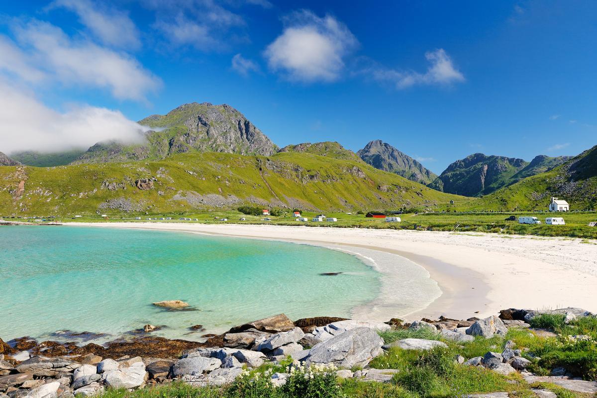 La exótica playa de Haukland en las islas Lofoten, Noruega