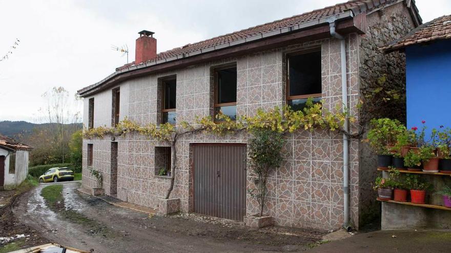 La vivienda en la que se encontró la granada, el día que sufrió el incendio.