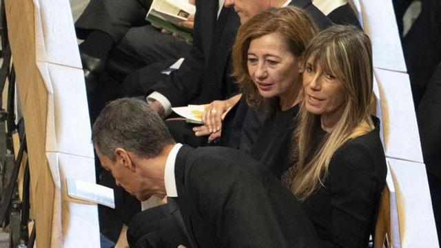 Begoña Gómez durant la missa del Papa a la Sagrada Família | FERRAN NADEU
