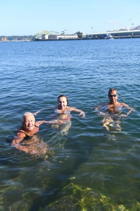 Concello y Puerto prohíben nadar en la zona, que habilitarán solo si la calidad del agua es buena y si hay puesto de socorrismo.