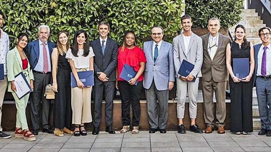 Els alumnes becats amb representants de la Fundació Corachan