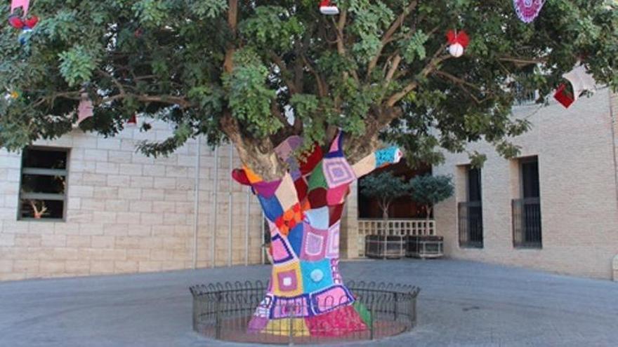 Vecinas de Beniel decoran con ganchillo el municipio