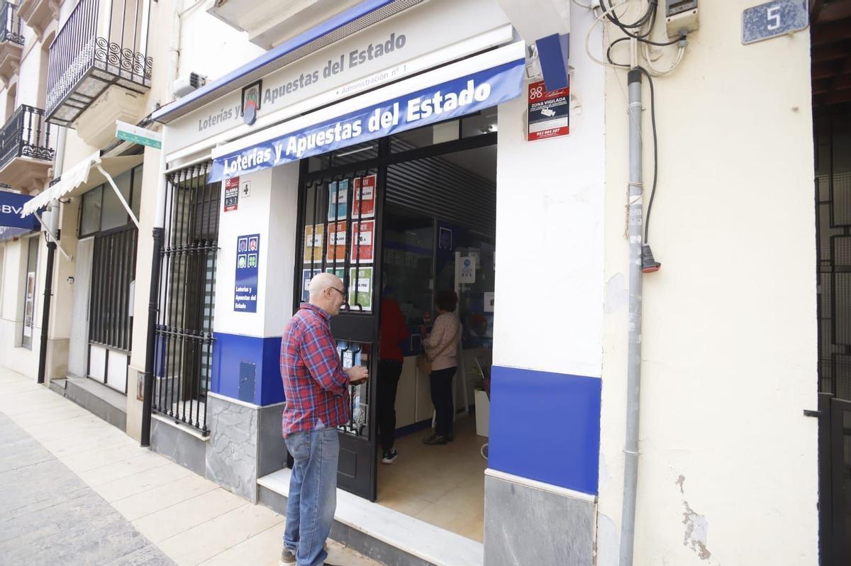 Varios clientes en la administraicón nº1 de l'Alcúdia.