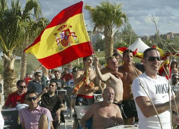 La afición zaragozana apoya a España en su debut en Las Playas