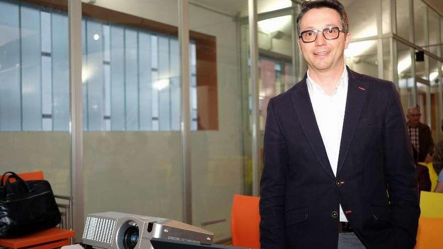 Gabriel Uría, al inicio de la charla que ofreció en el aula cultural La Plaza, en Sotrondio.