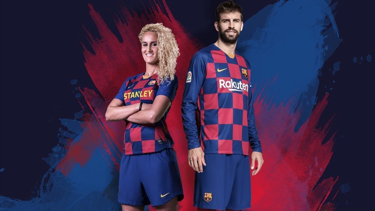 Hamraoui y Piqué luciendo la nueva camiseta del FC Barcelona, cuyo diseño no está exento de polémica.