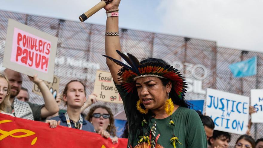 Manifestantes protestan en la entrada de la cumbre del clima de Belém (COP30), ayer. |  Efe