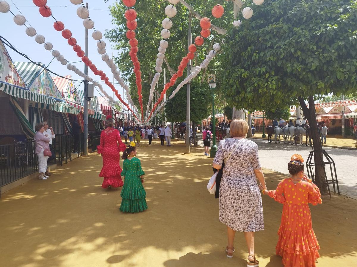 Las familias aprovechan que se va acabando la Feria de Sevilla para visitar el Real